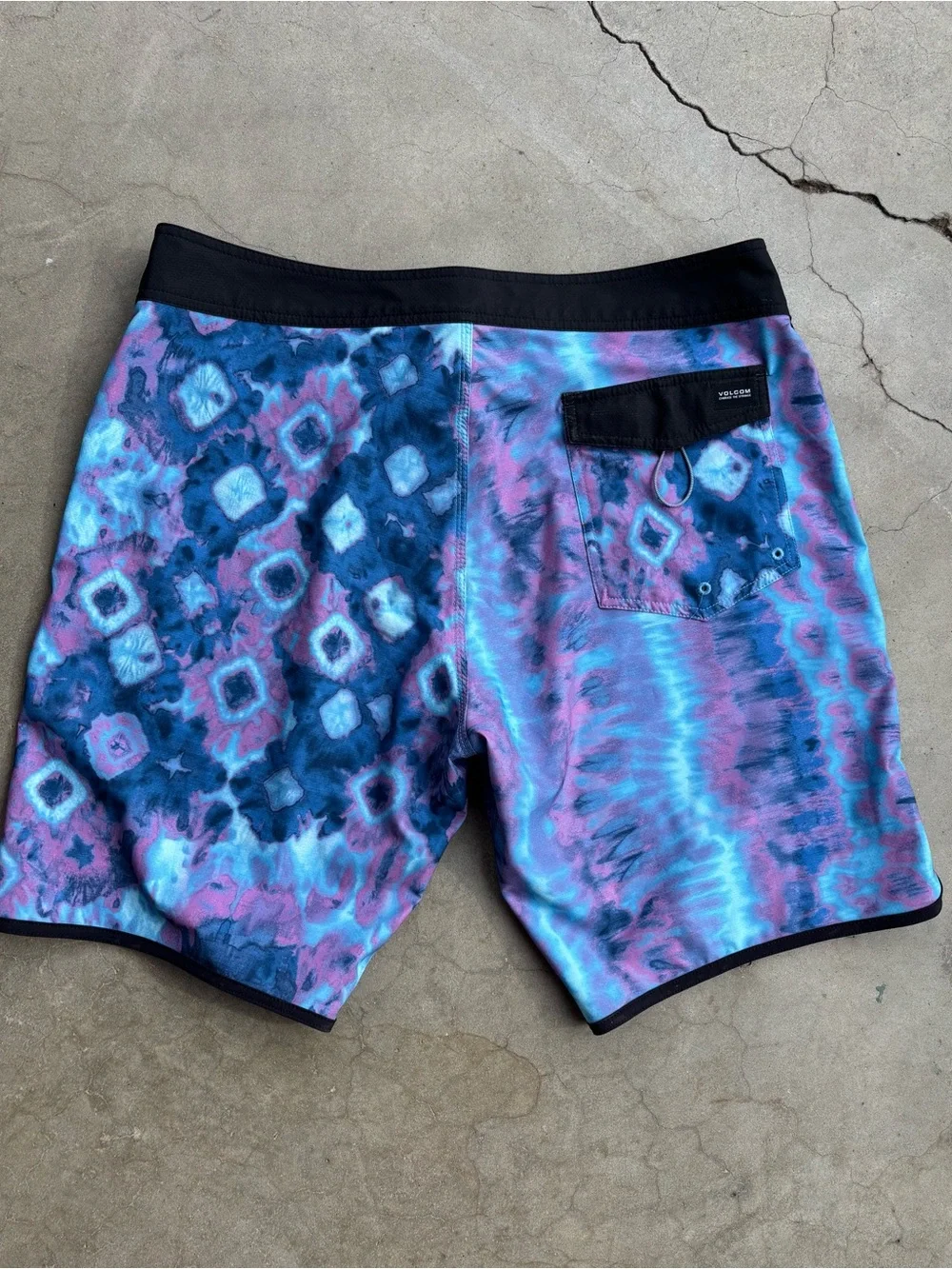 Volcom Mod Tech Blue Purple Black Tie-Dye Board Shorts Men's 38/XL Swim/Surf